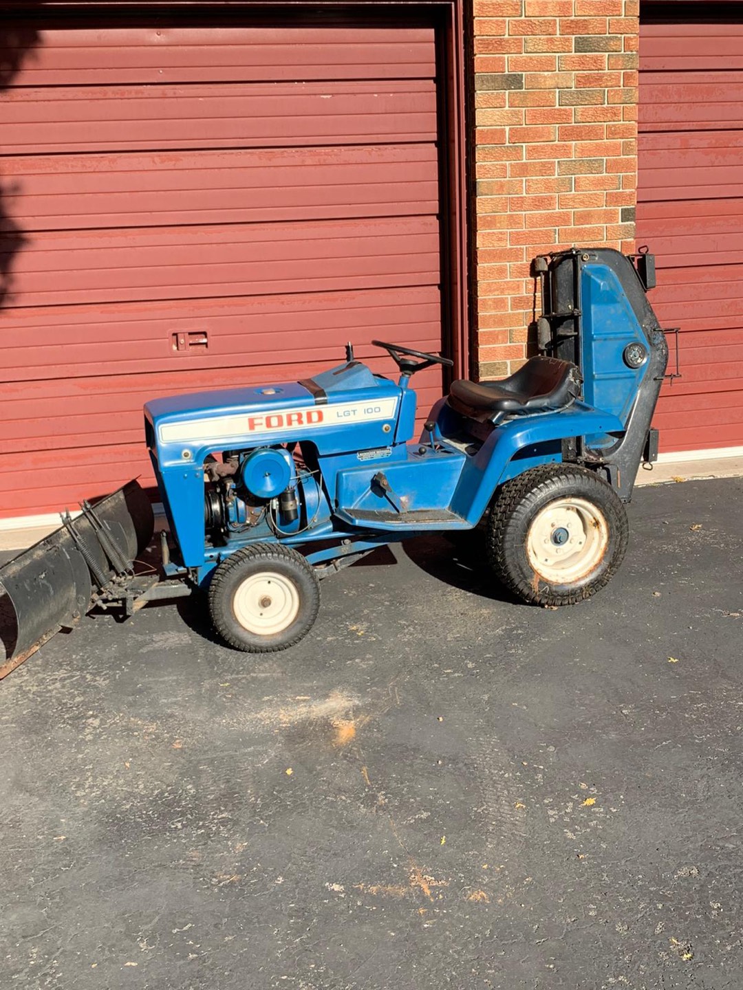 Ford LGT 100 Lawn Tractor