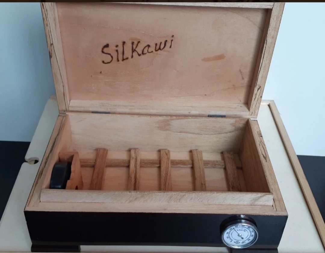 CIGAR HUMIDOR