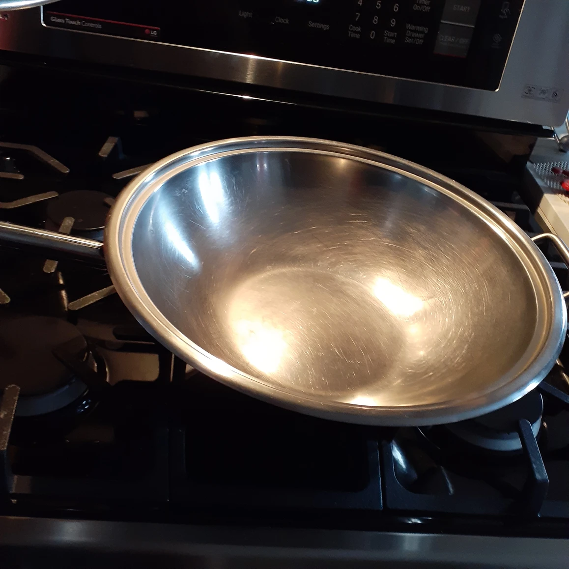 Paderno Stainless Steel Wok with Dome Lid image indicator(3)