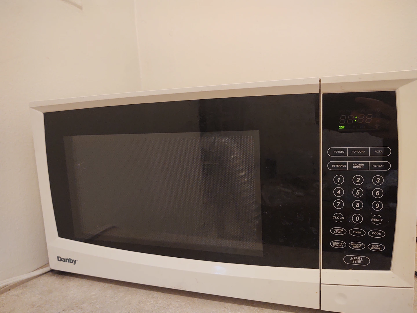 Microwave oven DANBY 1000 watt.
