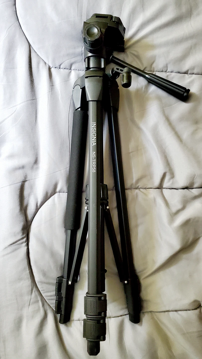 Insignia 58" Lightweight Camera Tripod NEW! image indicator(4)