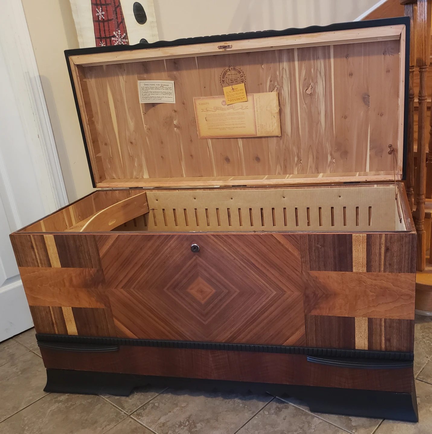 Cedar Chest - Antique image indicator(7)