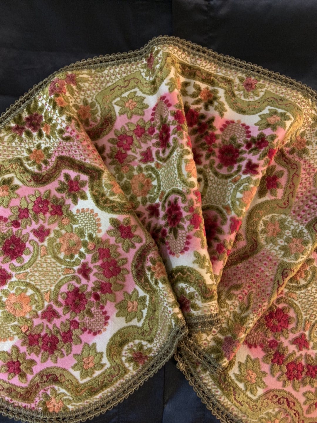 Velvet jacquard table runner