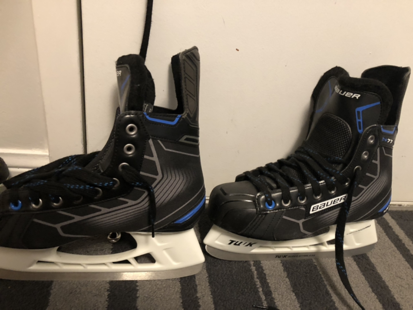 Adult hockey skates
