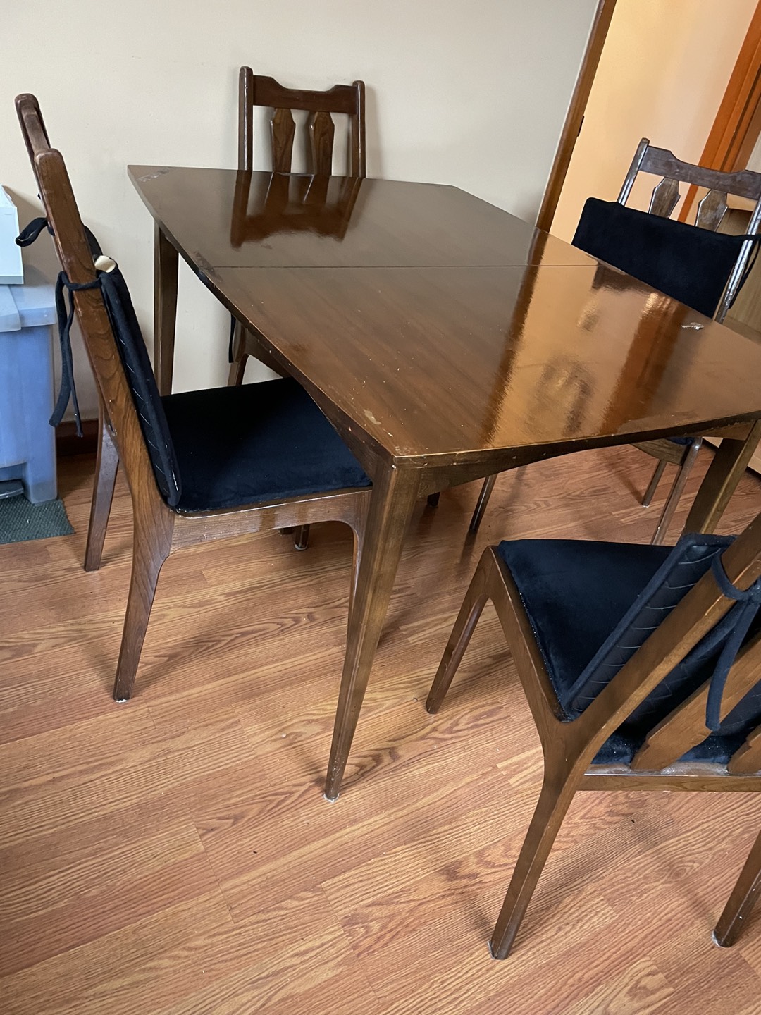 Mid Century Modern table with extra leaf +4 chairs