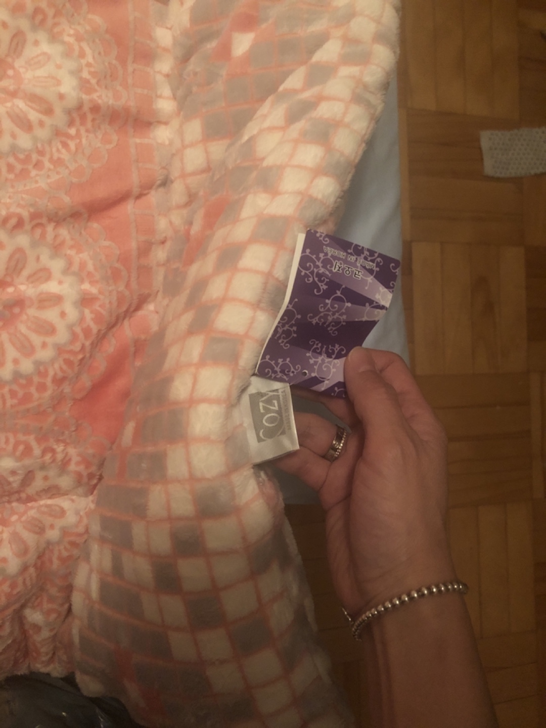 새것!!한국에서 온 극세사Brand new Warm and super soft comforter image indicator(3)