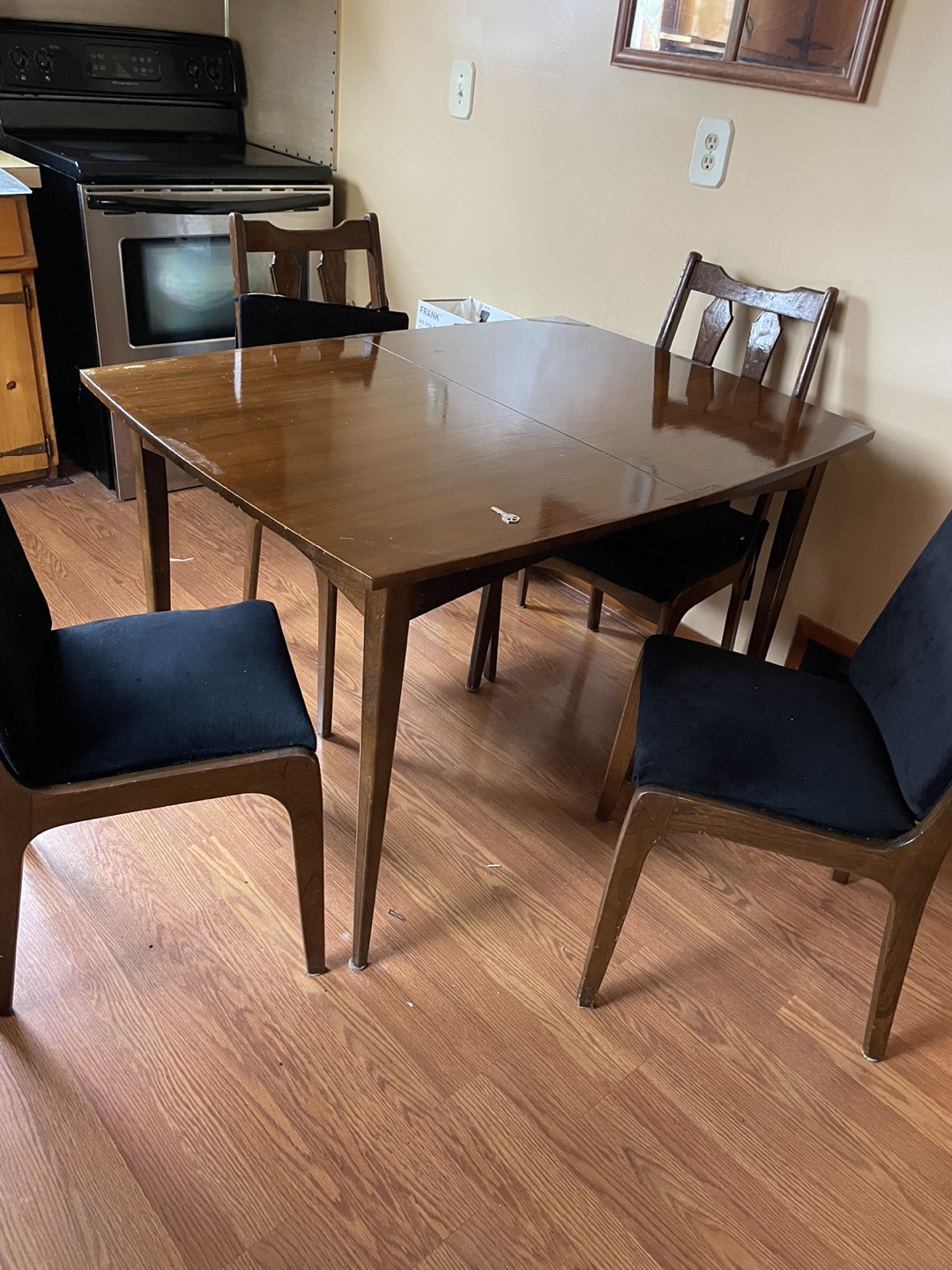 Mid Century Modern table with extra leaf +4 chairs - photo 3