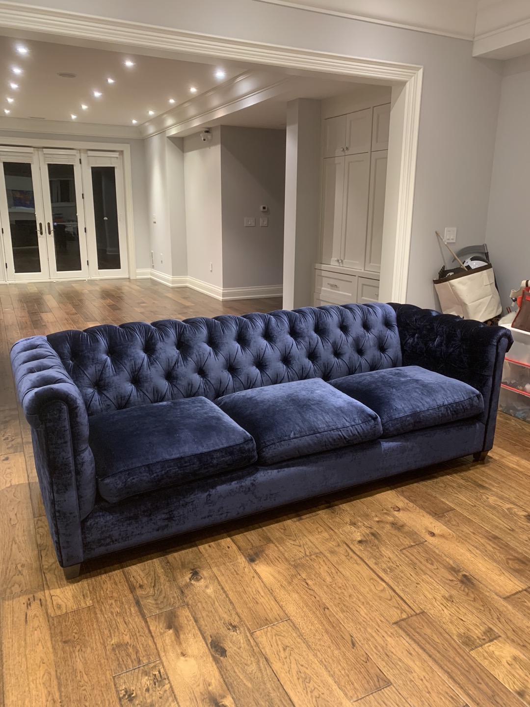 Elte Blue velvet sofa