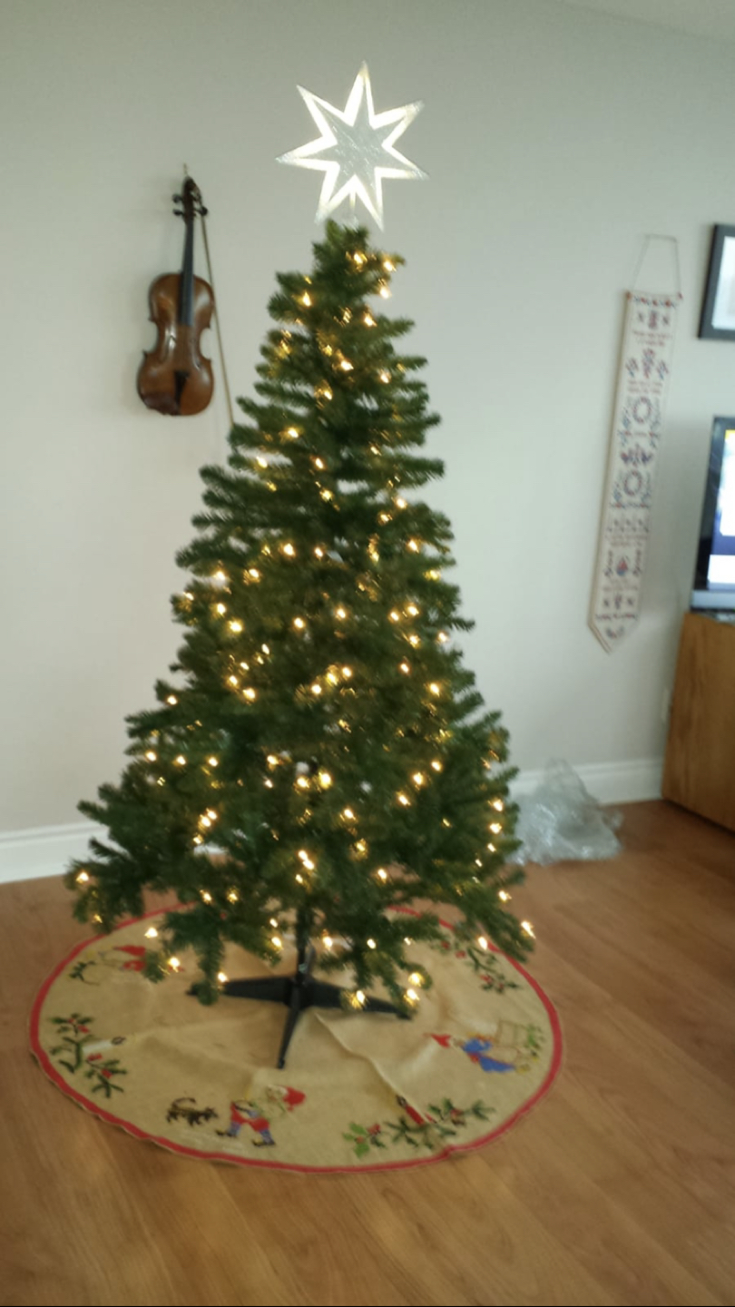 6 ft pre-lit Christmas tree