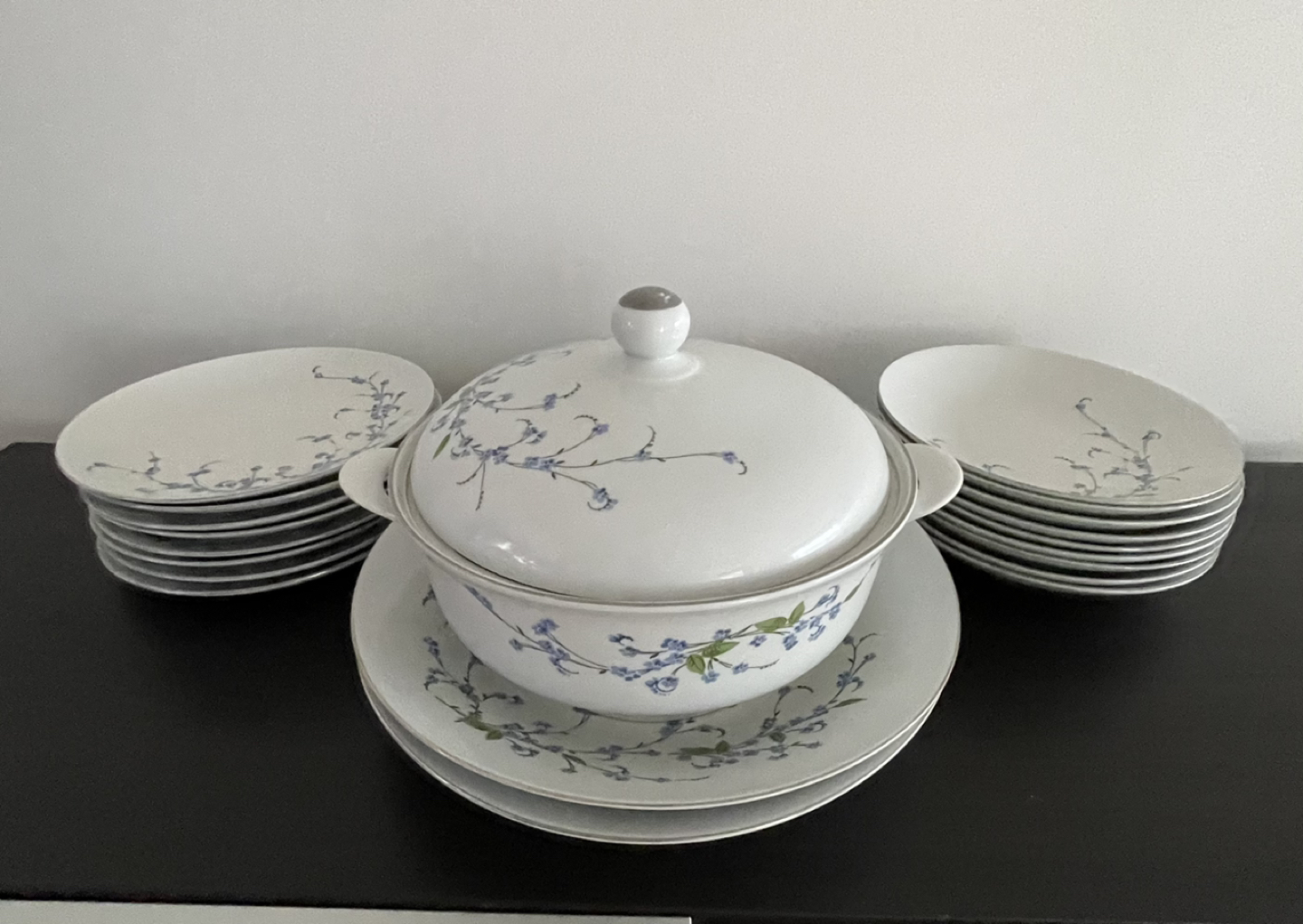 Dinnerware set