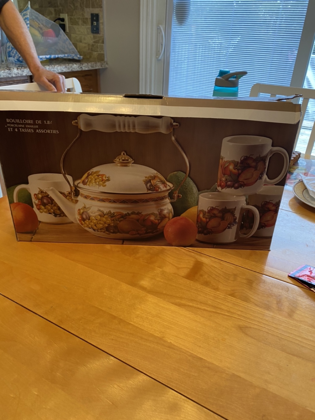 Brand new tea kettle and for mugs set in original box