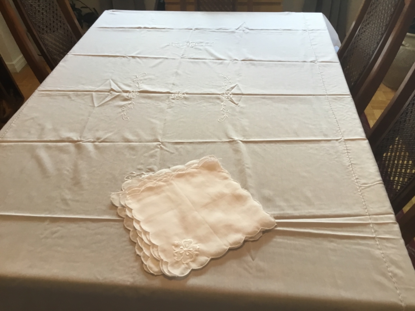 Tablecloth and 8 napkins