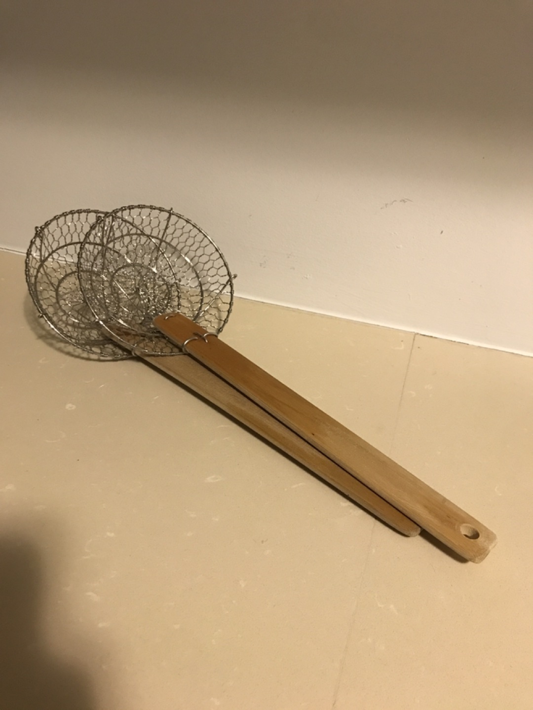 Various kitchen items (strainers, containers) - photo 2