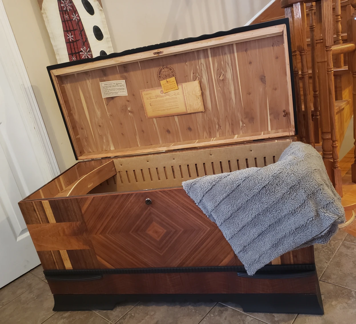 Cedar Chest - Antique image indicator(4)