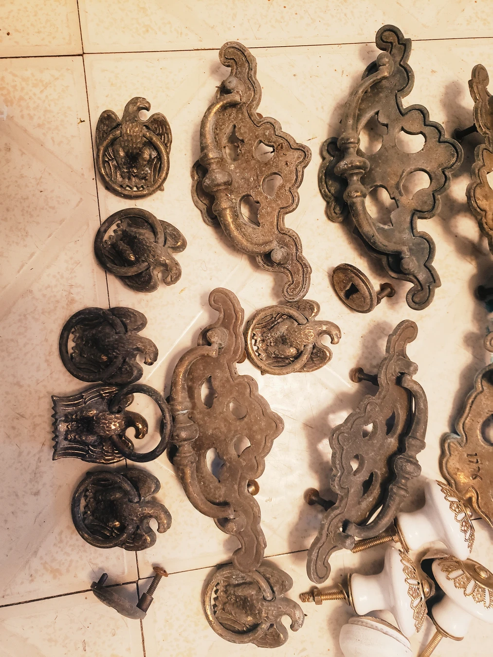 bundle of antique knobs/handles 1776 thumbnail