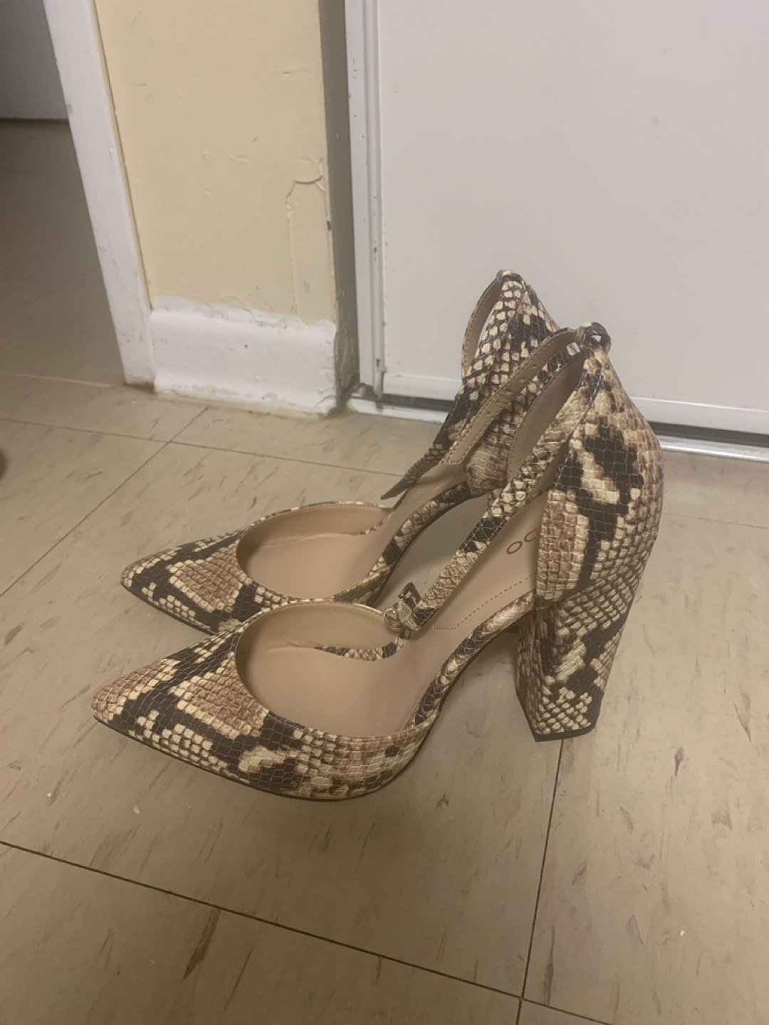 Snake print heel image indicator(2)