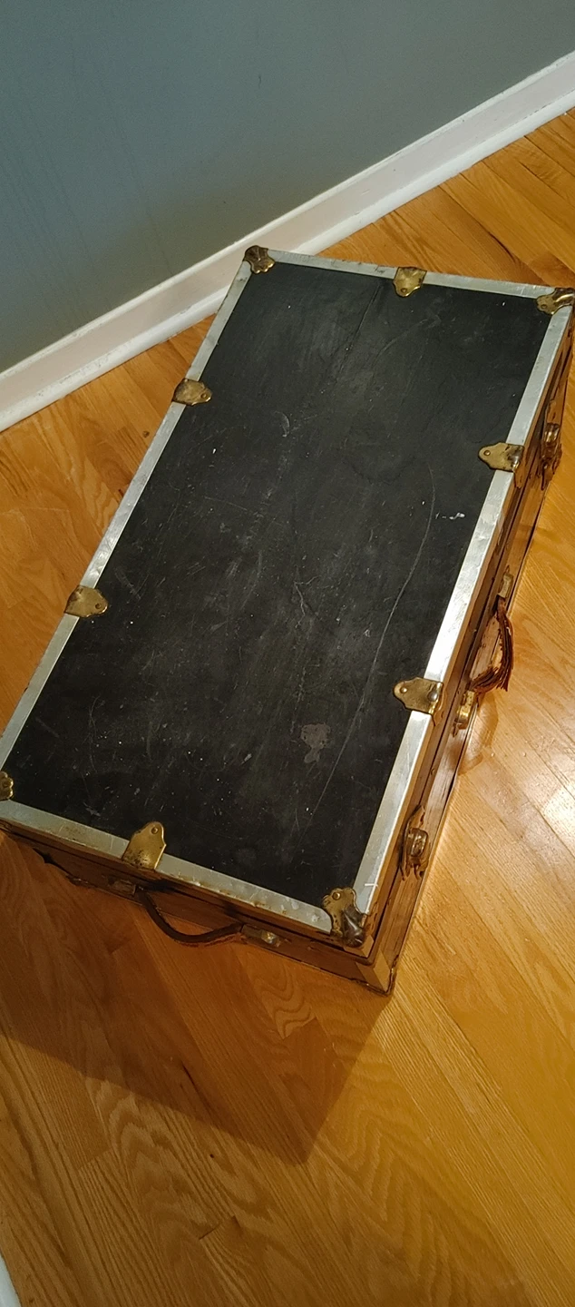 Free Vintage Trunk thumbnail