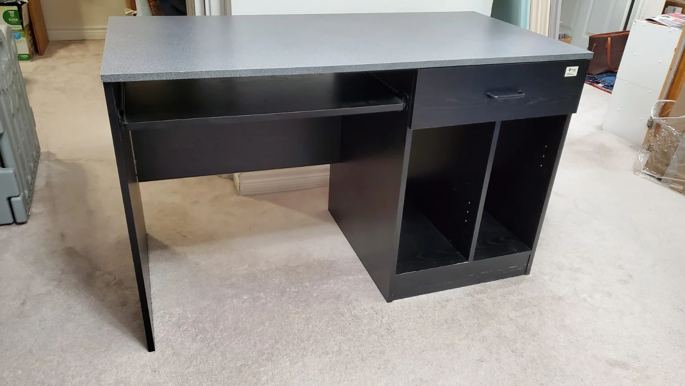 Computer desk with keyboard tray