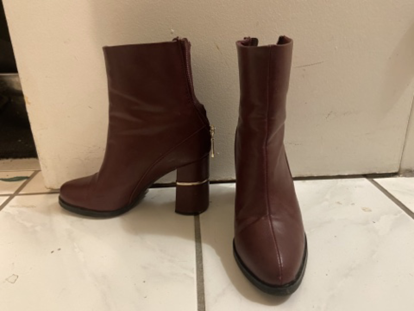 Like new Burgundy ankle boots thumbnail