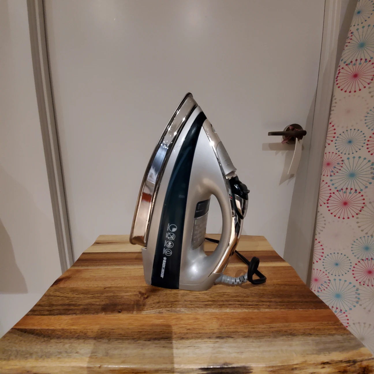 BLACK+DECKER Digital LED Iron (Auto Shut Off & Spray Mist) thumbnail