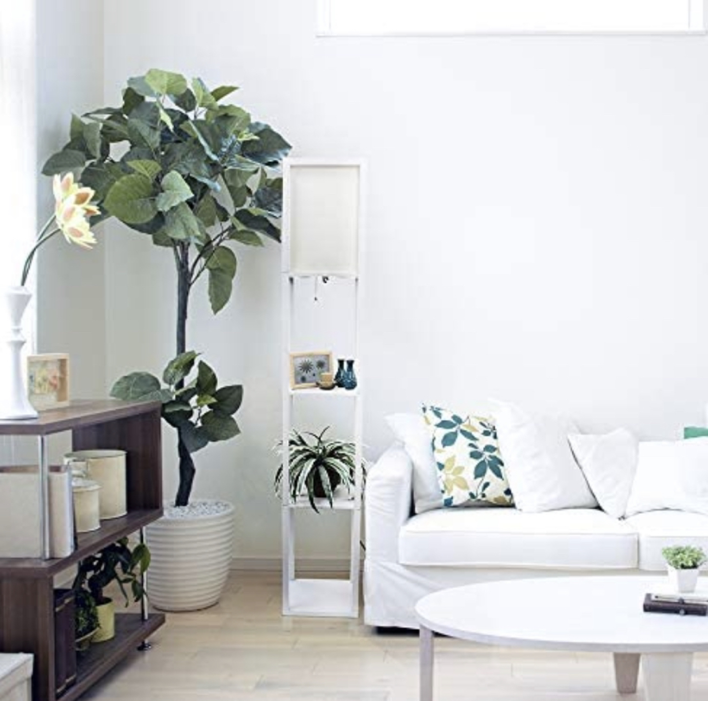 Beautiful Floor Lamp with Storage thumbnail