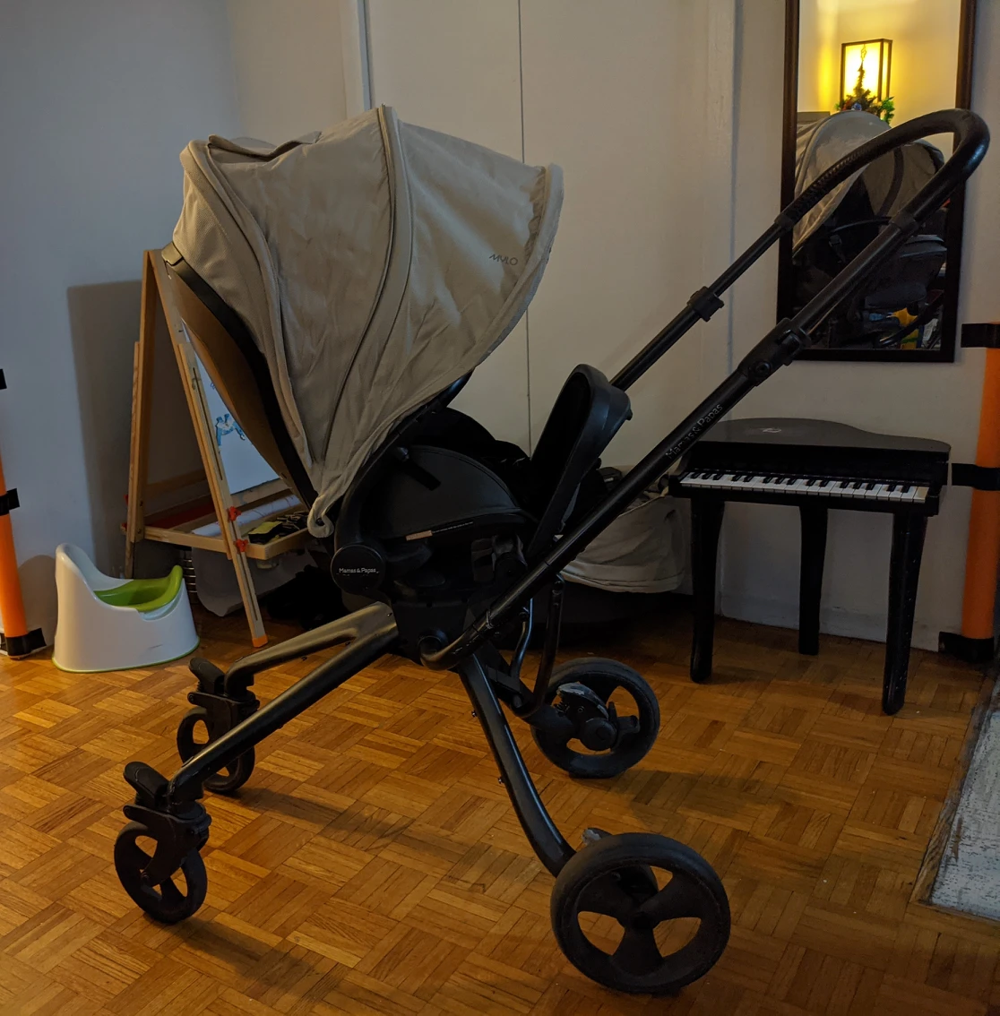 Stroller, bassinet faces both ways. clean. good condition
