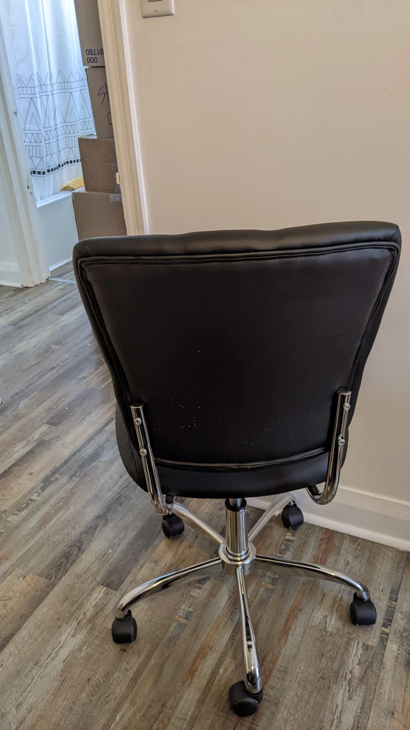 Sleek Office Chair and Desk image indicator(3)