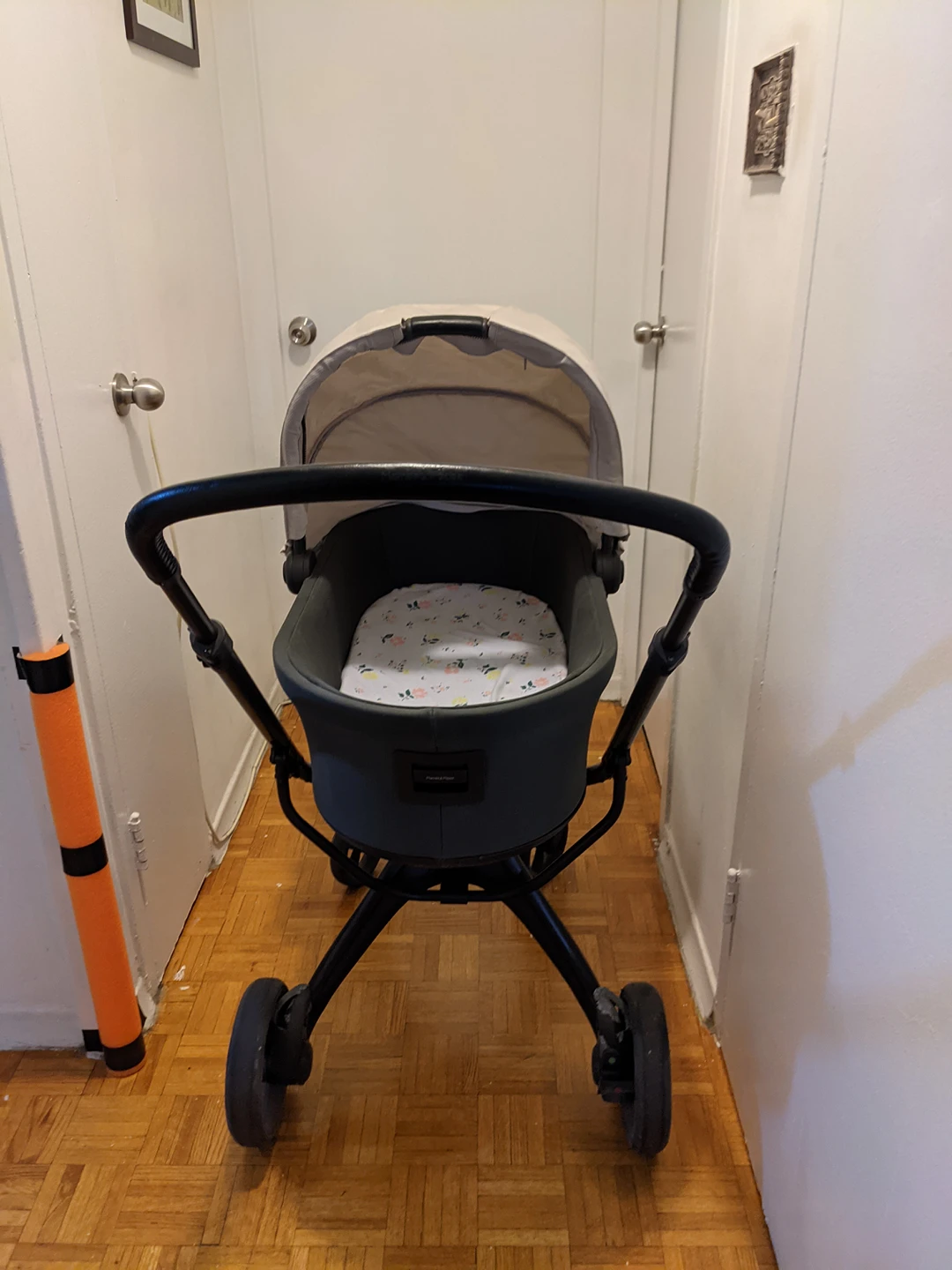 Stroller, bassinet faces both ways. clean. good condition - photo 5