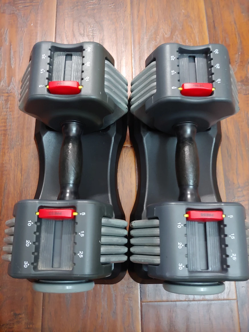 Adjustable dumbbell set
