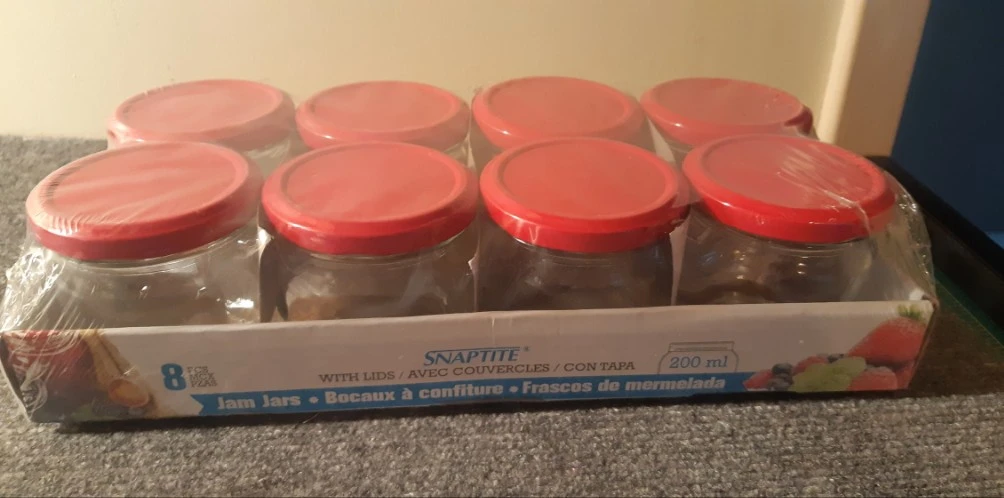 #freecycle package of 8 jars with lids.