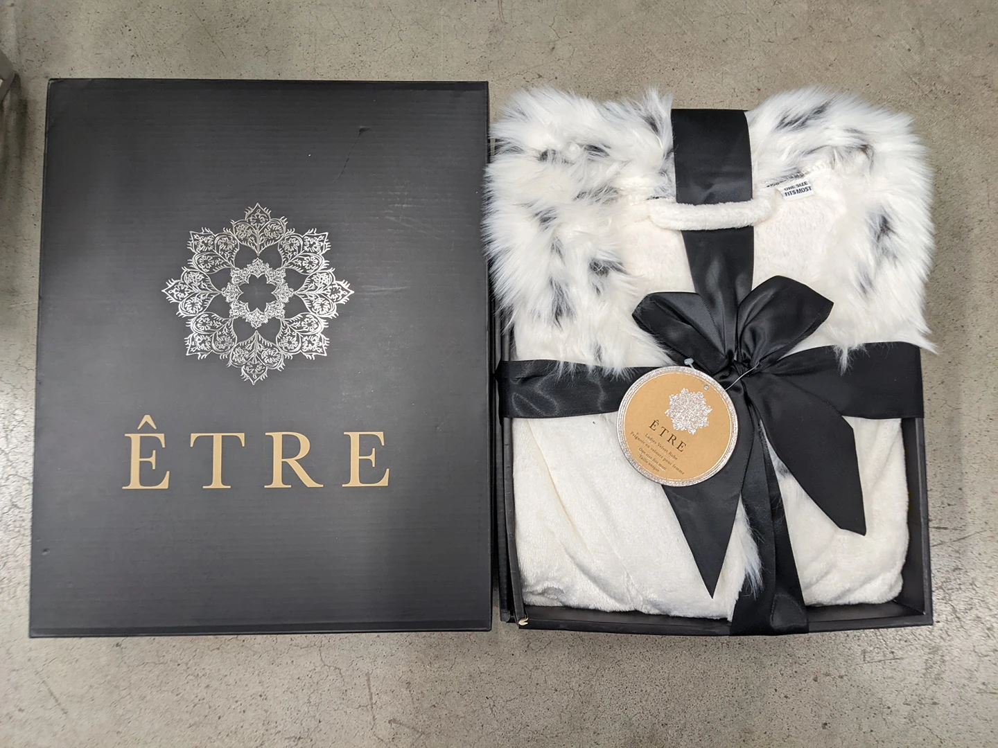 BNIB Etre Ladies Velvet Bathrobe thumbnail