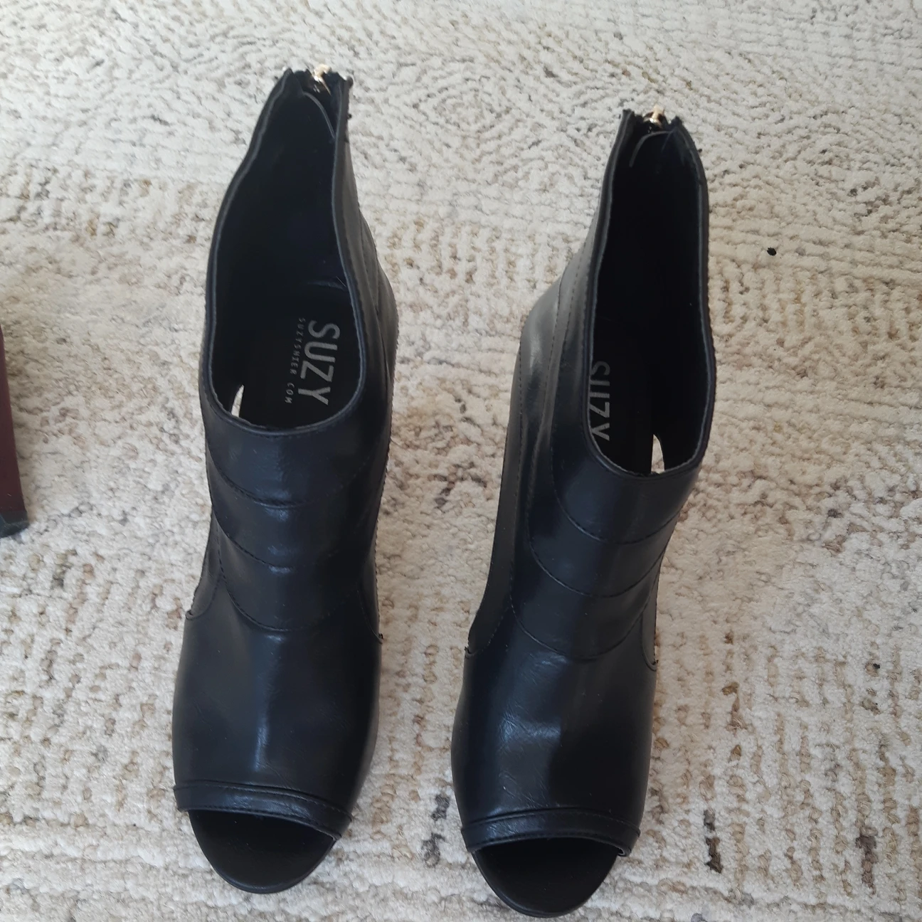 black leather peep toe pumps with cutout detail image indicator(2)