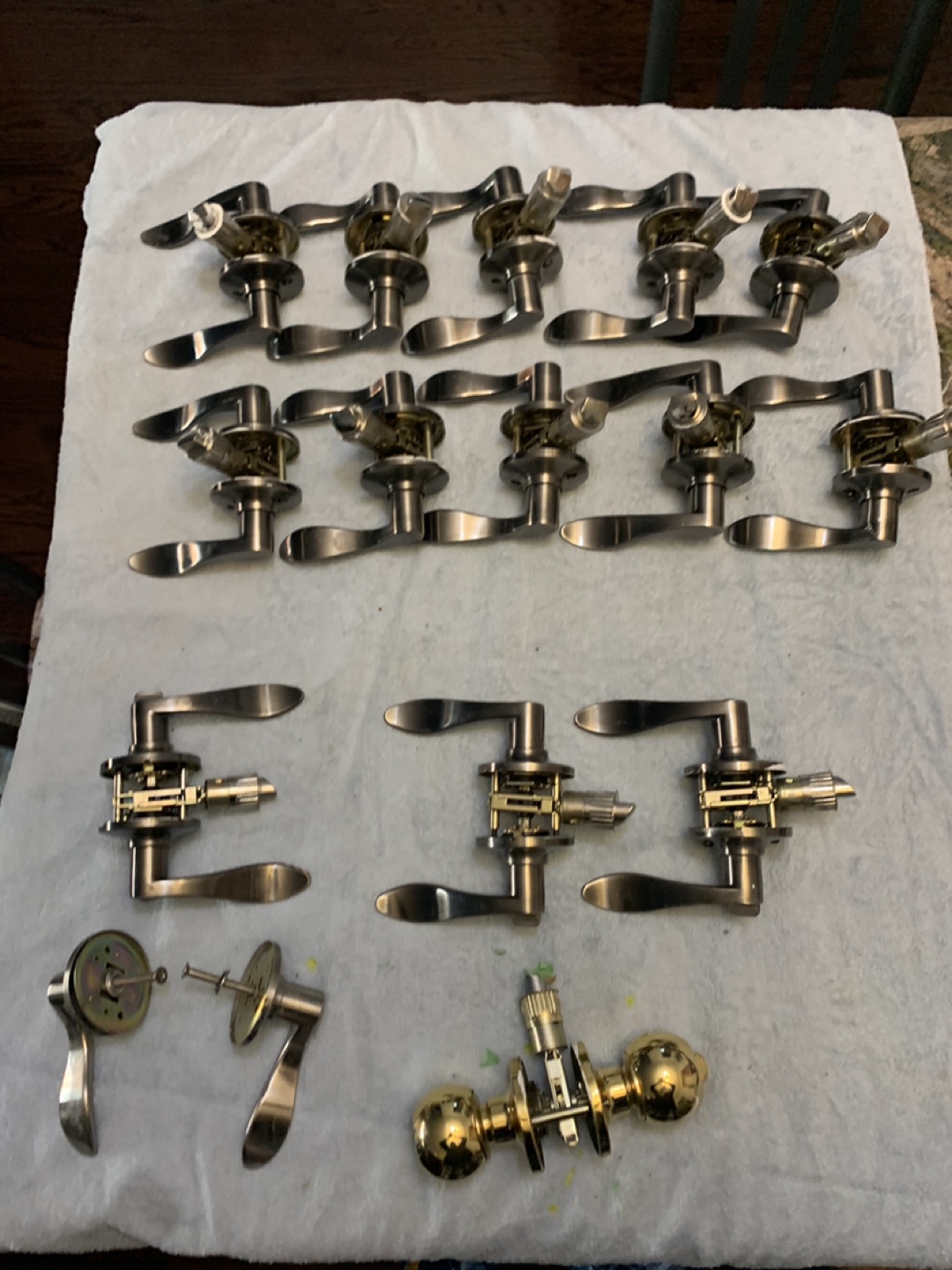 Various Doorknobs and handles For sale w/o plates