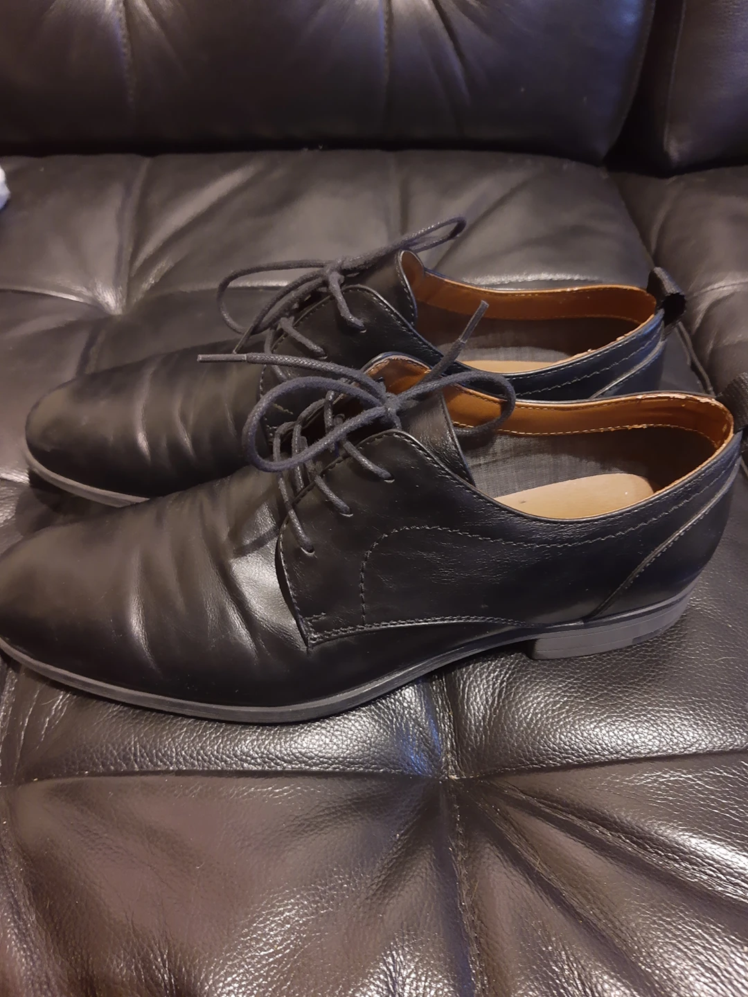 Black dress shoes Men's size 9.5 image indicator(2)