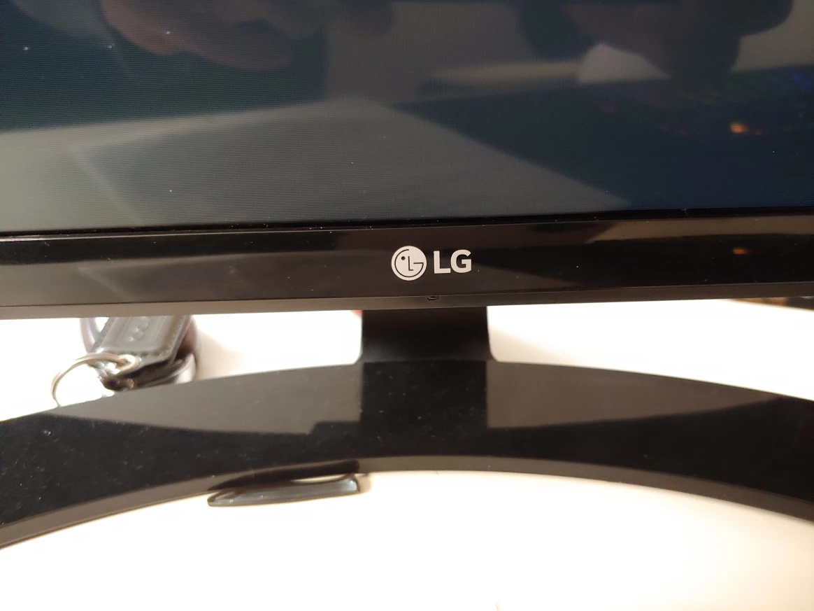 LG 32 Inch Monitor - photo 3