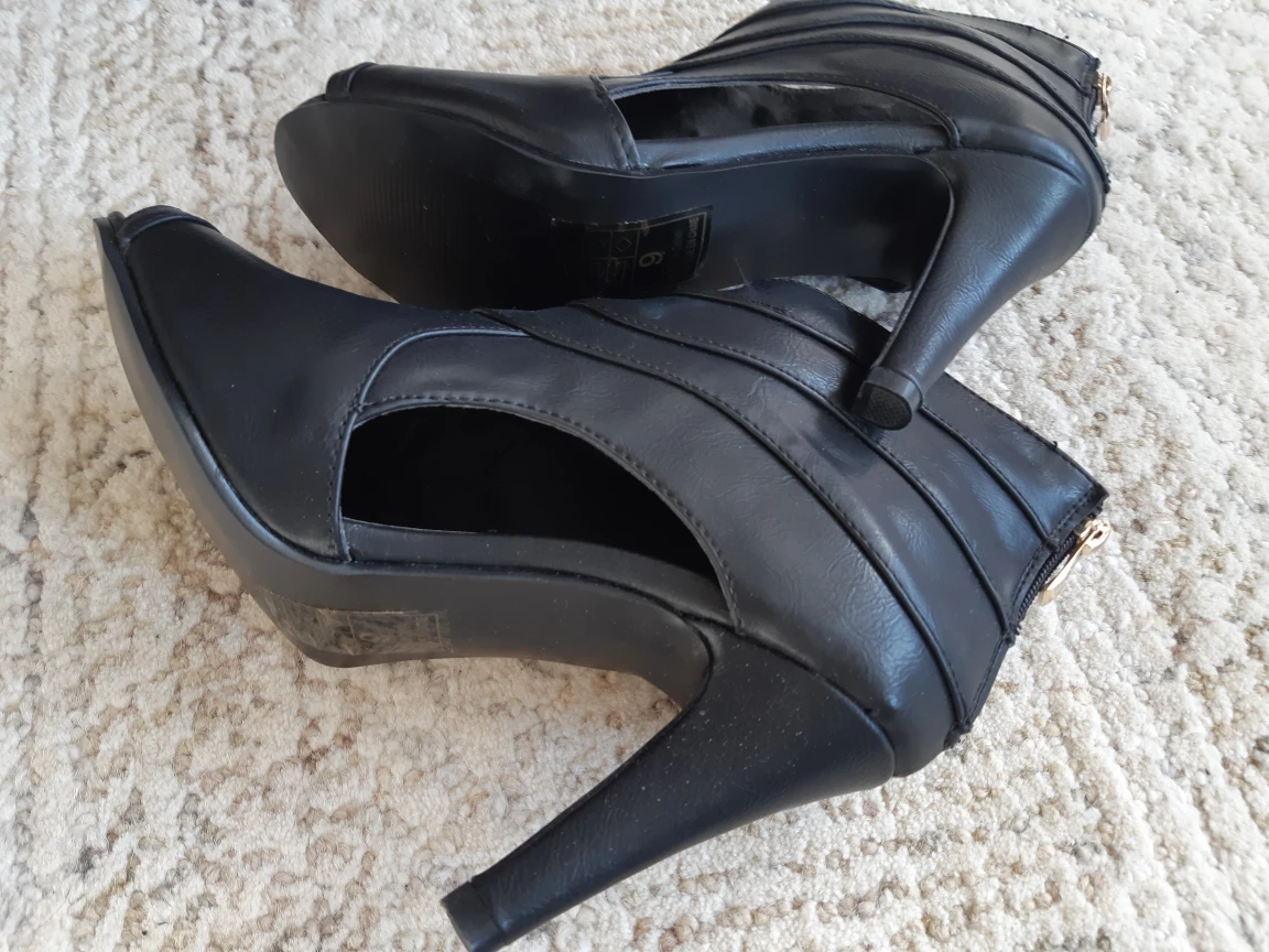 black leather peep toe pumps with cutout detail image indicator(4)