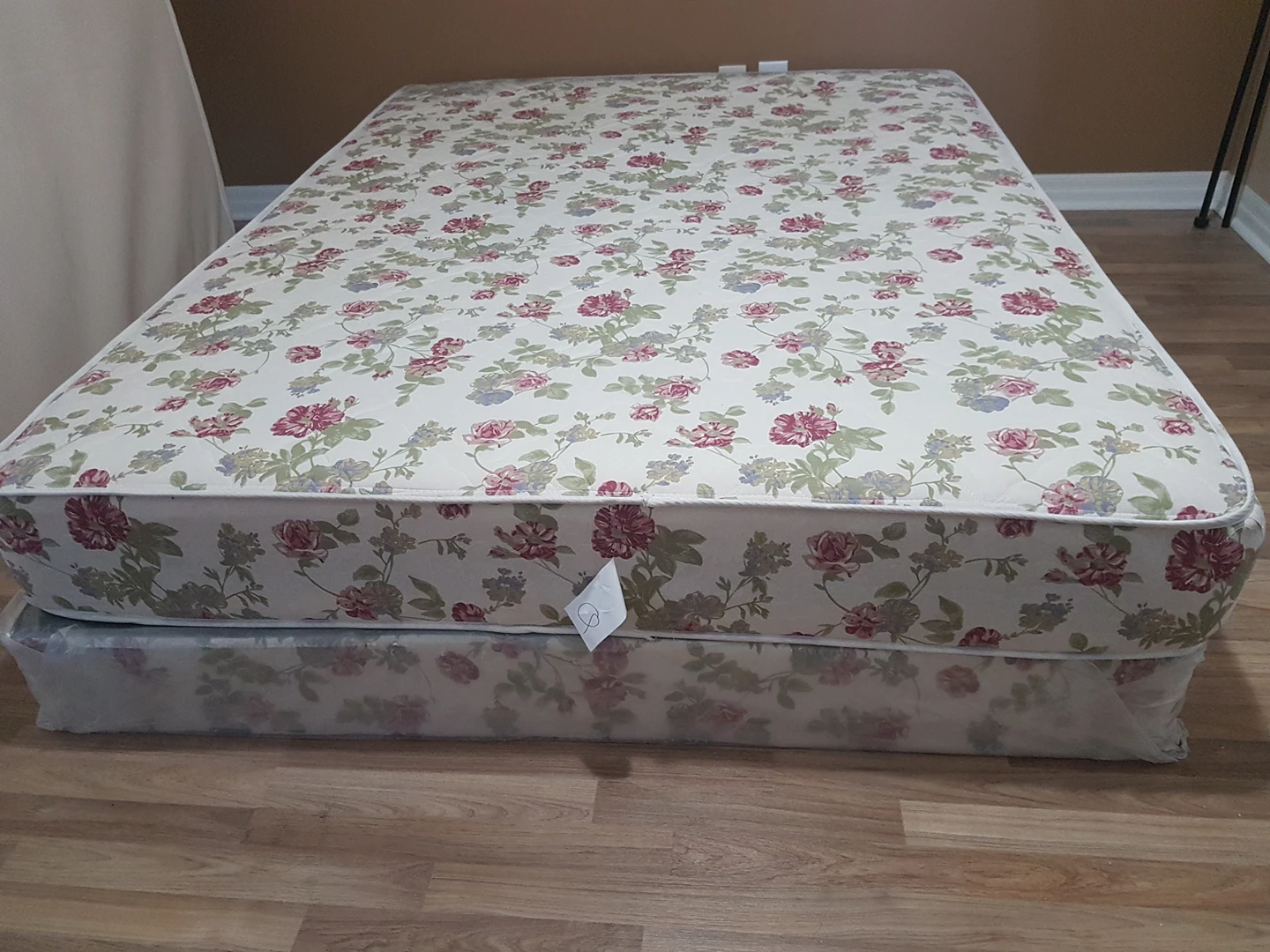 Queen size spring mattress with matching bed box for sale - photo 5