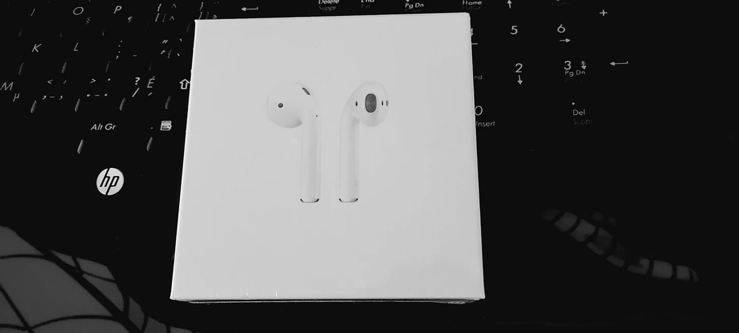 Apple Airpods with Wireless Charging Case