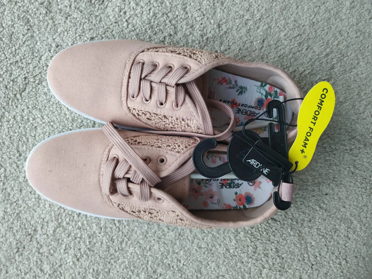 Pink casual shoes #freecycle thumbnail