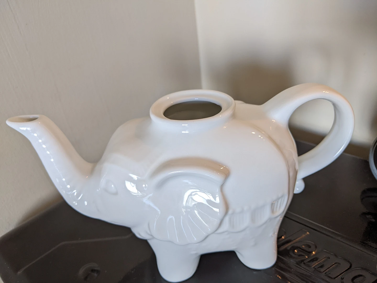 White elephant teapot - Missing lid thumbnail