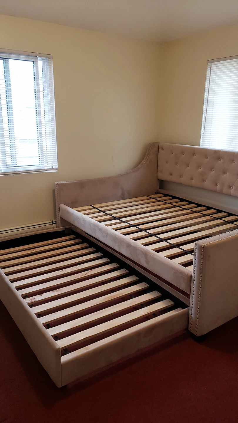 Great Oportunity !!!! Daybed type nest. Bed full and twin