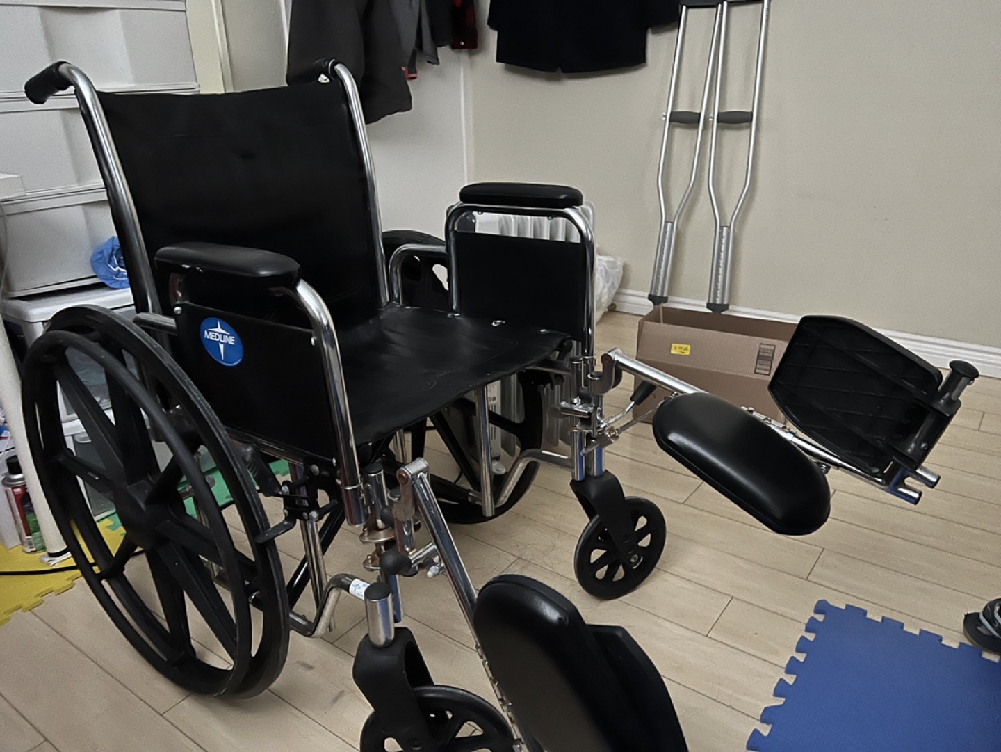 Wheelchair with elevating leg rests thumbnail