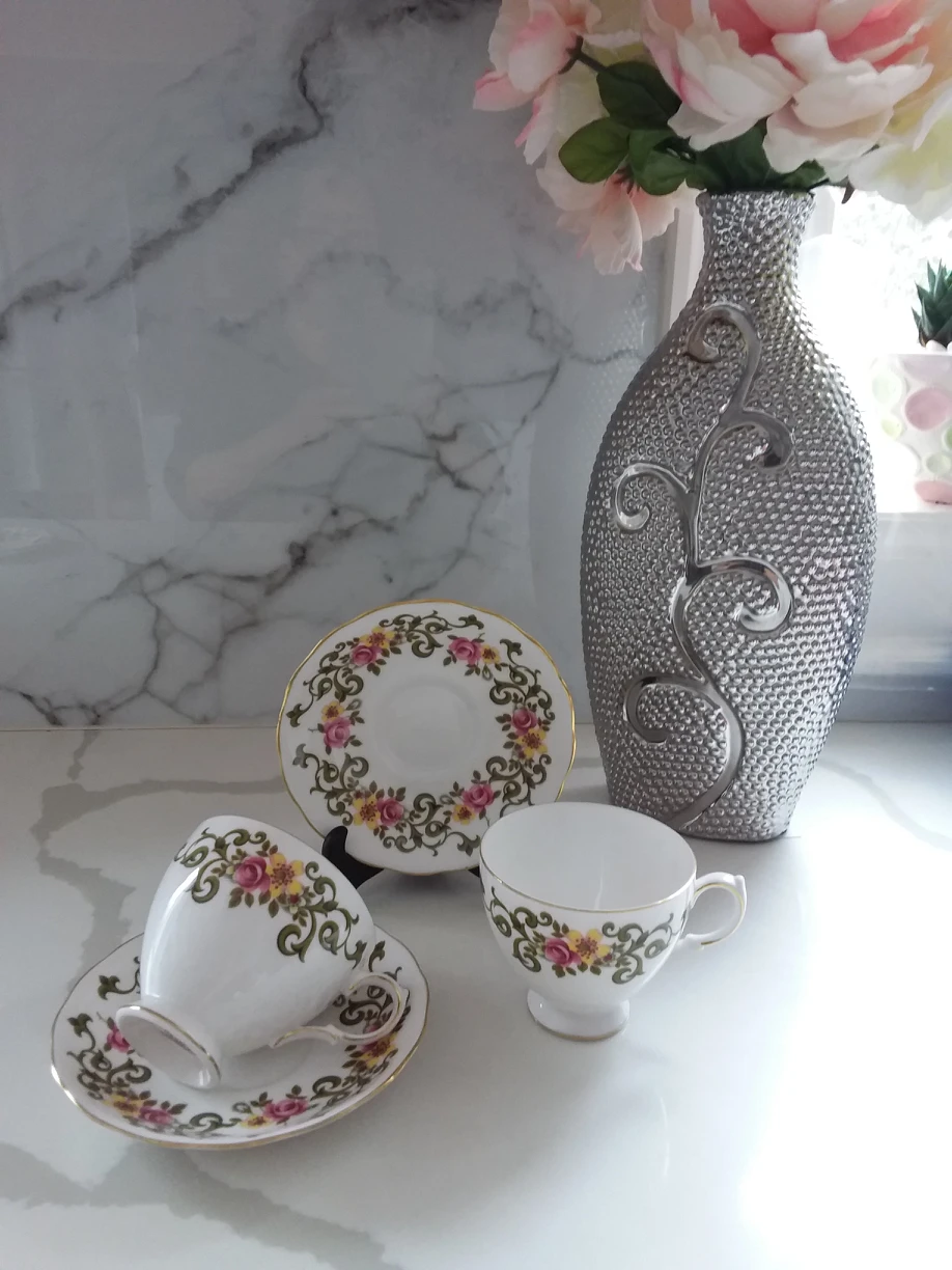 Beautiful vintage  tea cup Made ìn England 2set ( cup&saucer)