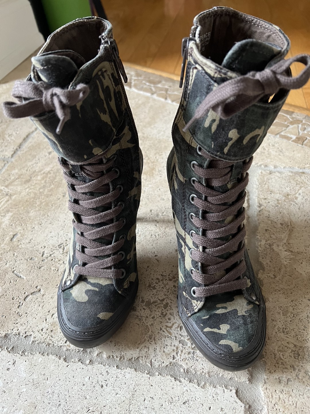 Woman’s shoes thumbnail