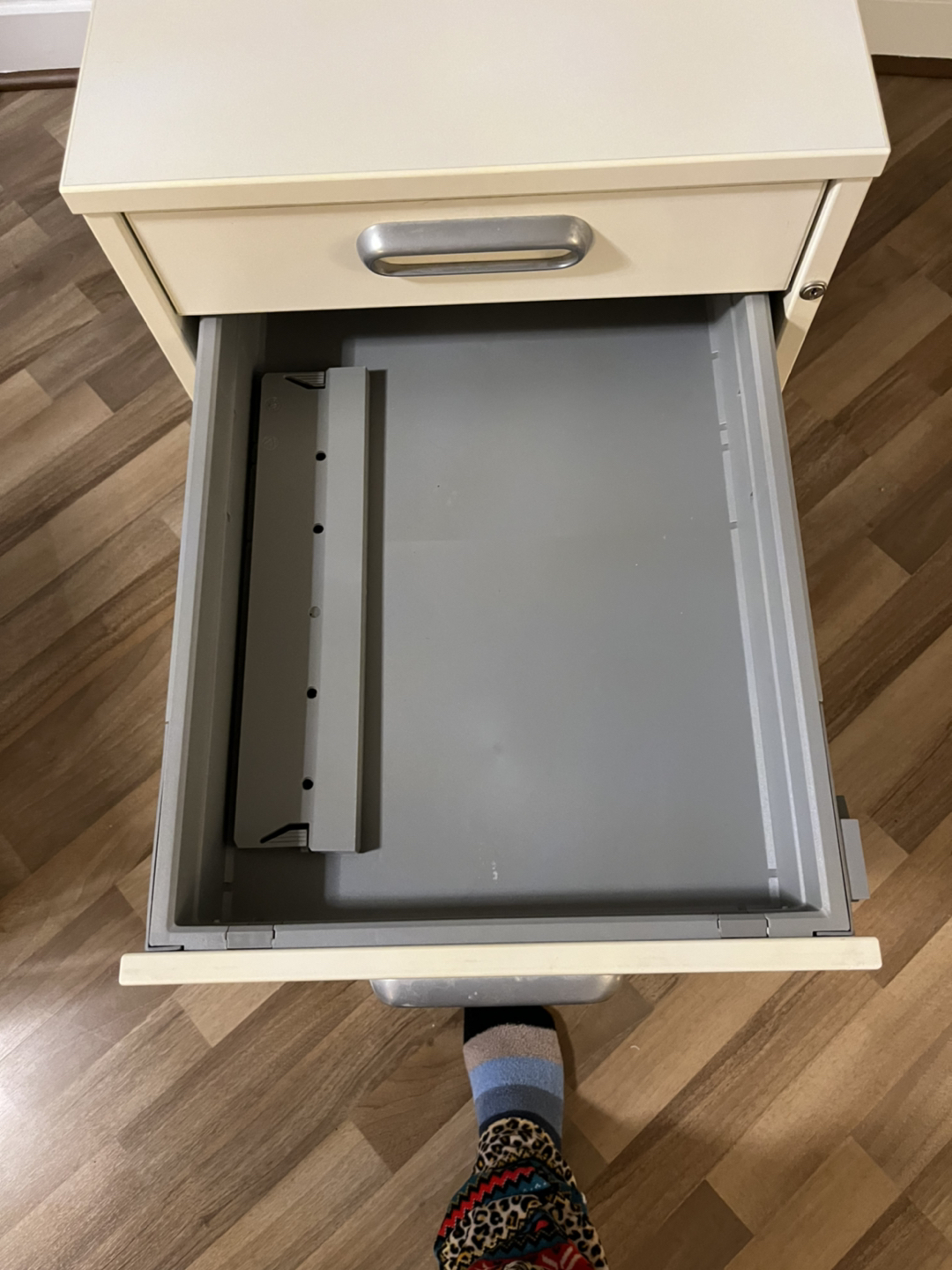 Filing cabinet with drawers and wheels  image indicator(3)