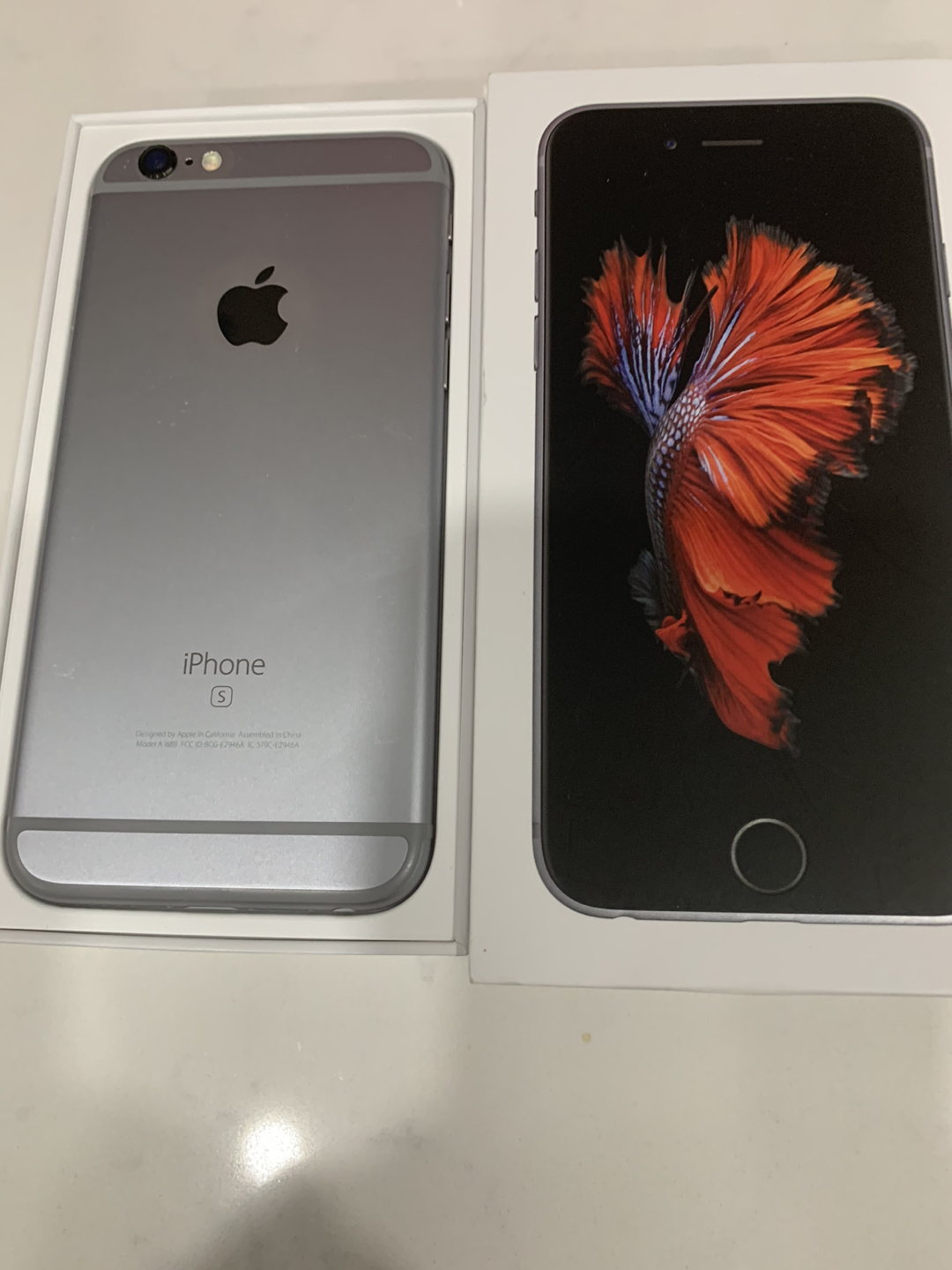 iPhone 6s - 32 GB - Grey - no charge or headphones used - photo 2