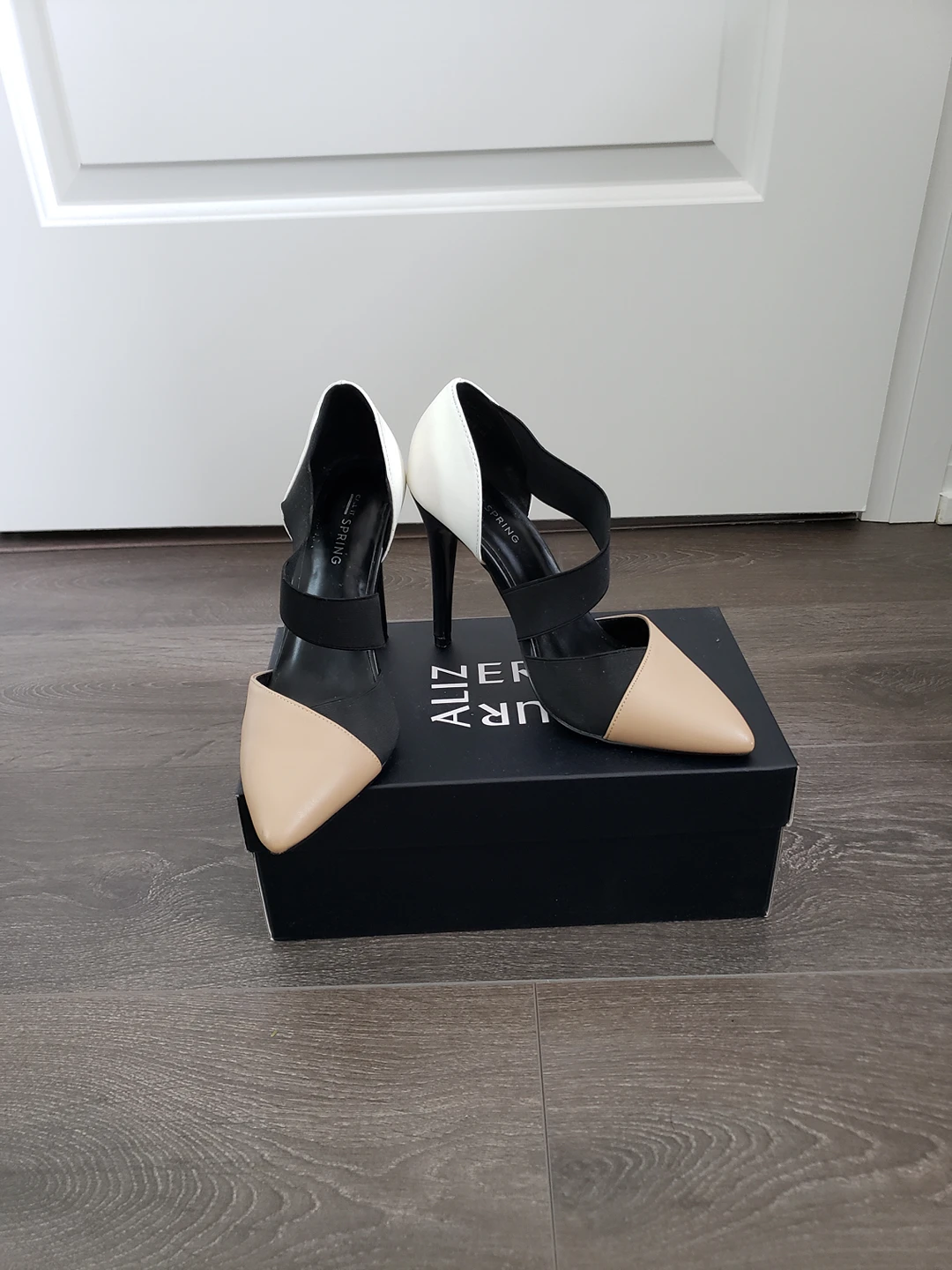 Beautiful Tri-Color Heels - Size 7 image indicator(2)