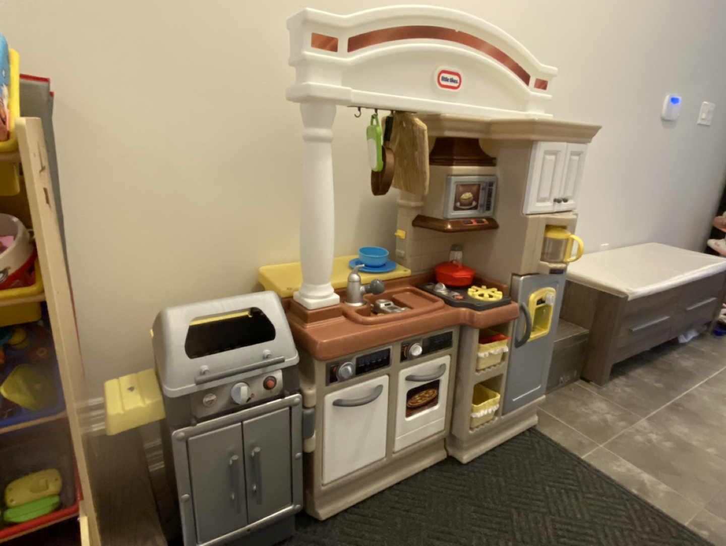 Little Tikes Grand Serves Kitchen and Barbecue