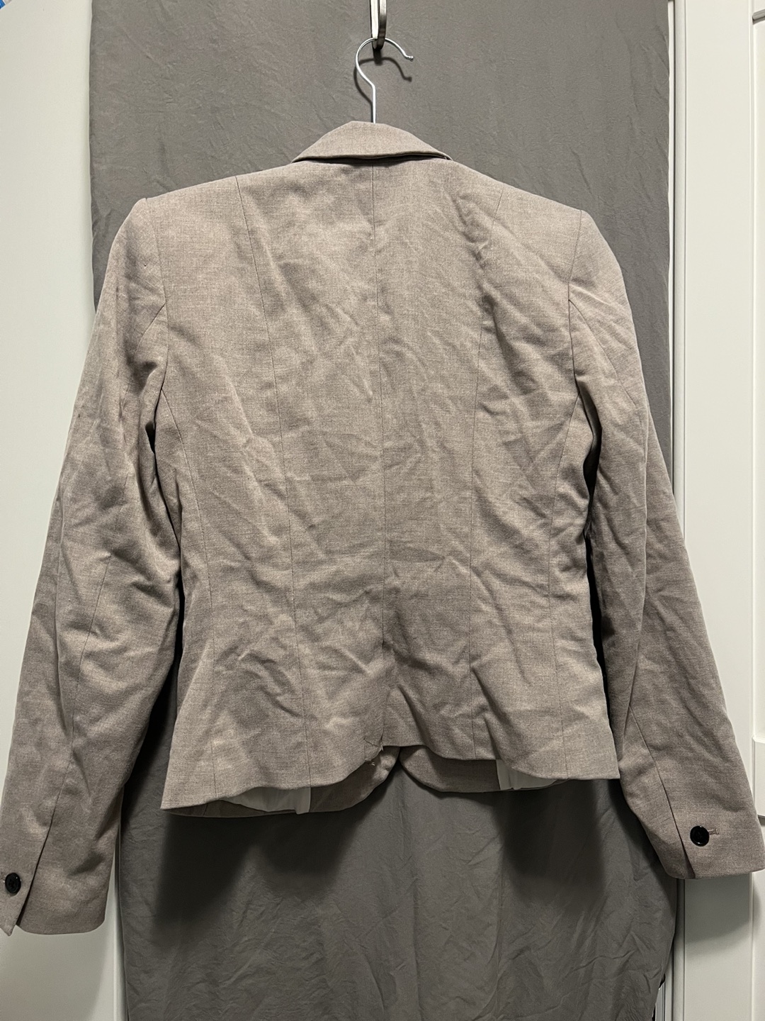 (Taking down on Friday) H&M beige blazer size US4 - photo 2