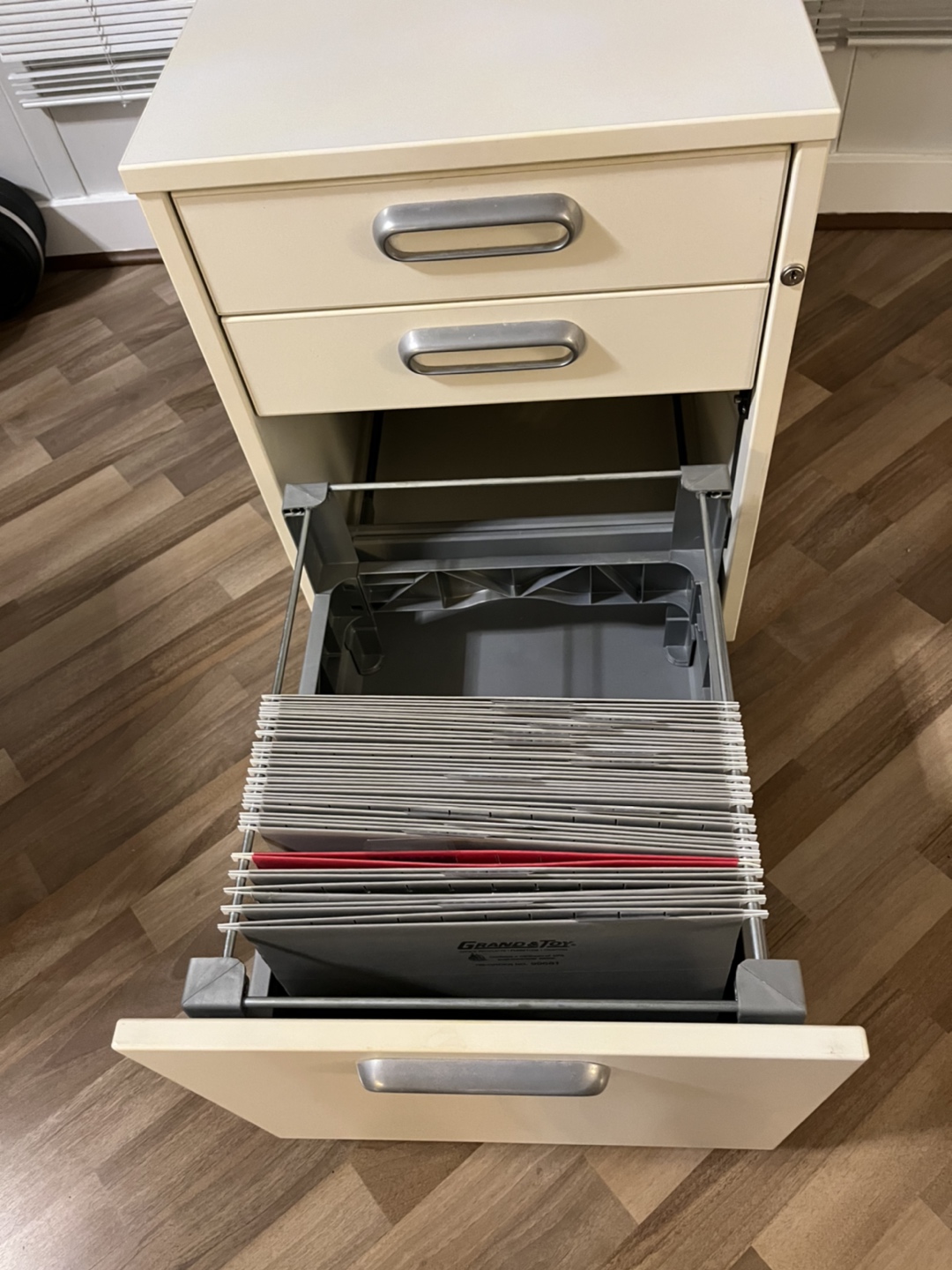 Filing cabinet with drawers and wheels  image indicator(4)